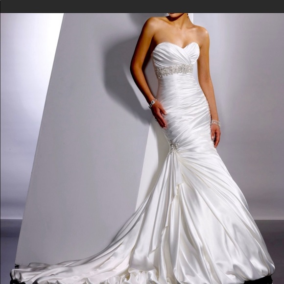 Stunning wedding dress sz 14. - Picture 2 of 5